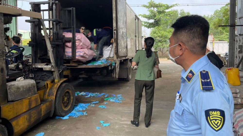 TP Hồ Chí Minh tiêu hủy 11.000 bao thuốc lá lậu và hơn 6.200 mặt hàng giả