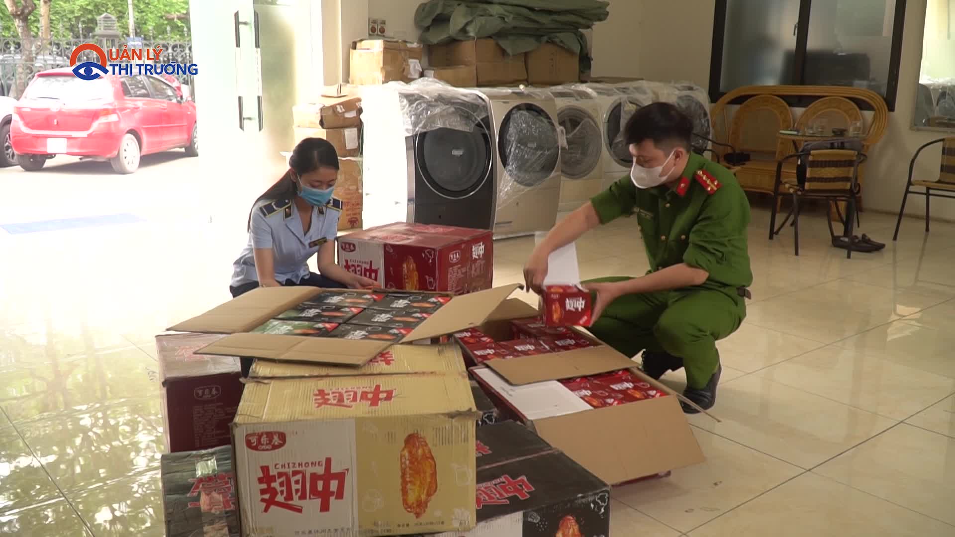 Thu giữ hơn 6.000 xúc xích, cánh gà ăn liền tại Hà Nội