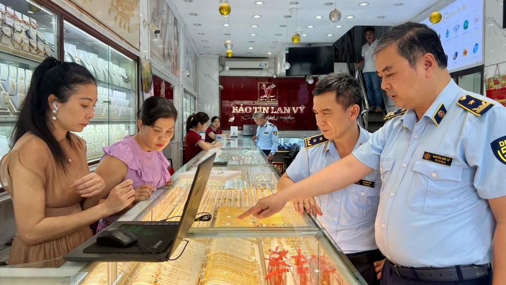 Đột xuất kiểm tra 03 điểm kinh doanh vàng tại Hà Nội