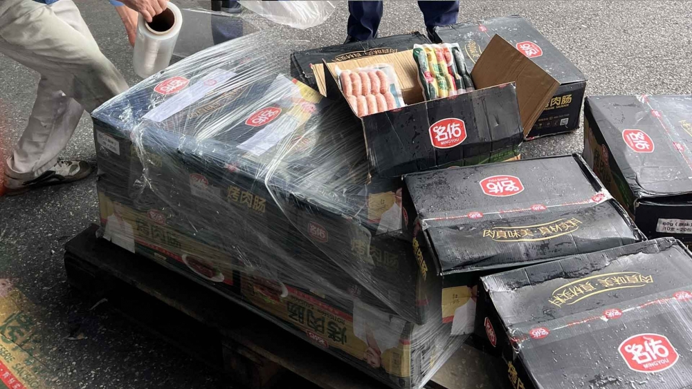 Hà Nội thu giữ 2.000 chiếc xúc xích có dấu hiệu nhập lậu