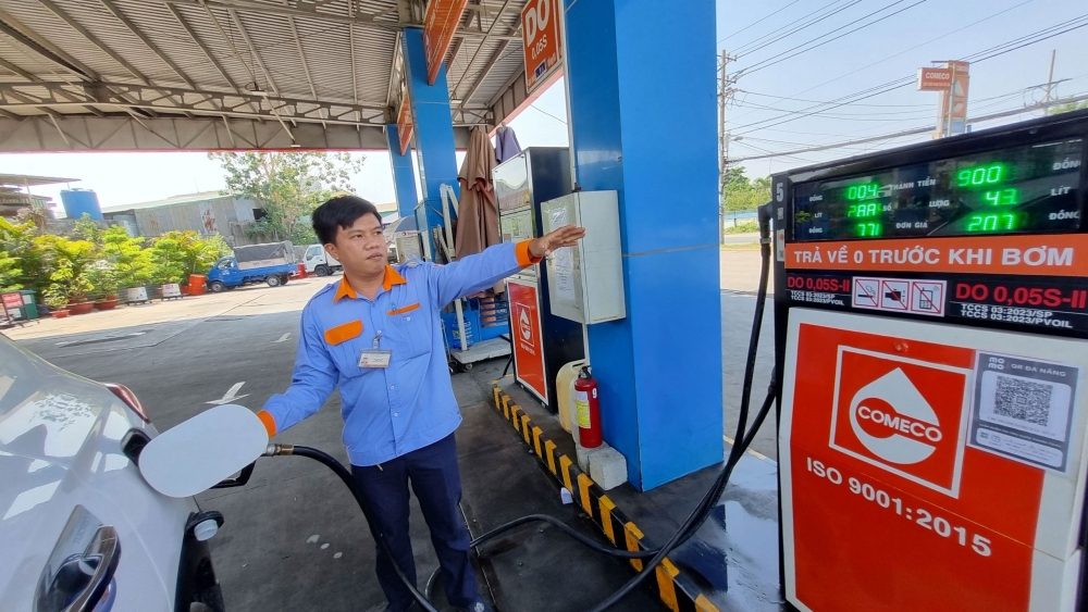 Giá xăng dầu đồng loạt tăng, RON 95 vượt 25.000 đồng/lít
