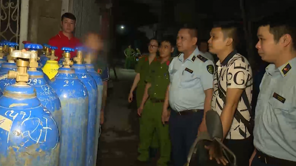 Hà Nội: Thu giữ hàng trăm bình khí cười không rõ nguồn gốc