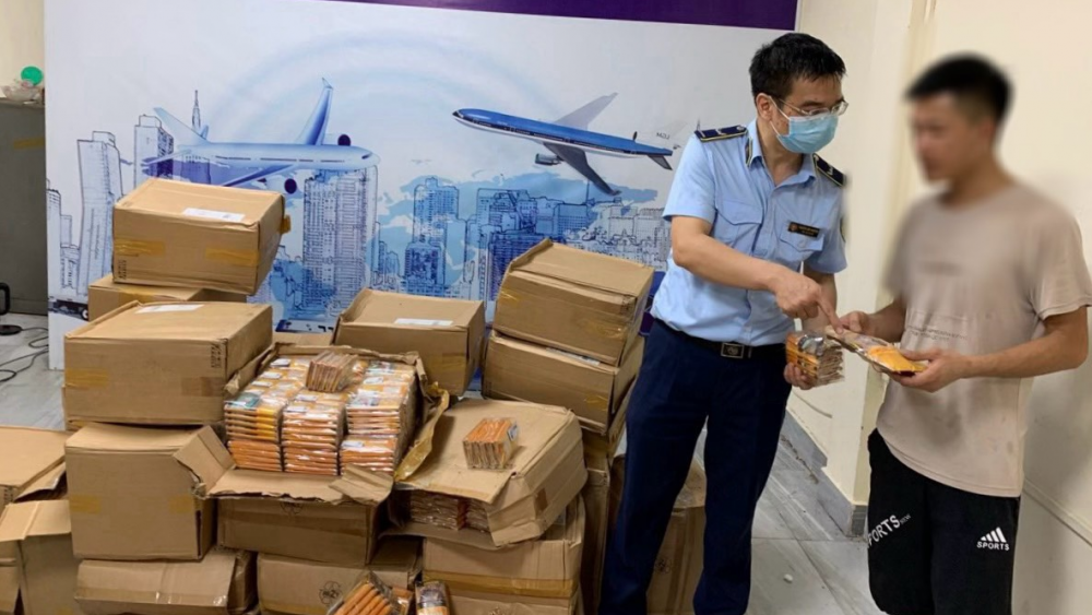 Thu giữ lượng lớn thuốc lá tại cơ sở kinh doanh dịch vụ chuyển phát nhanh