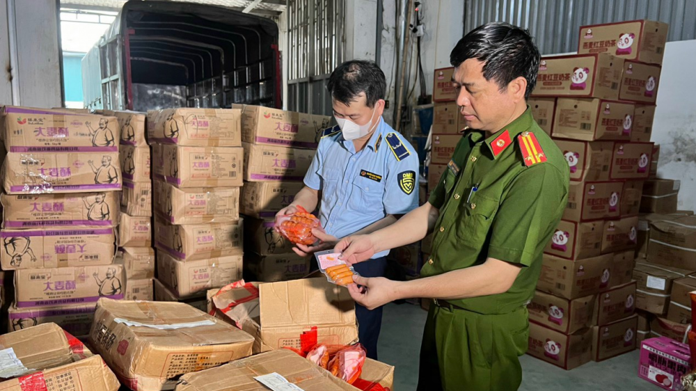 Phát hiện 4 tấn thực phẩm ăn liền không rõ nguồn gốc