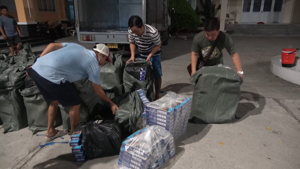 Bắt giữ đối tượng sử dụng biển số giả vận chuyển thuốc lá lậu