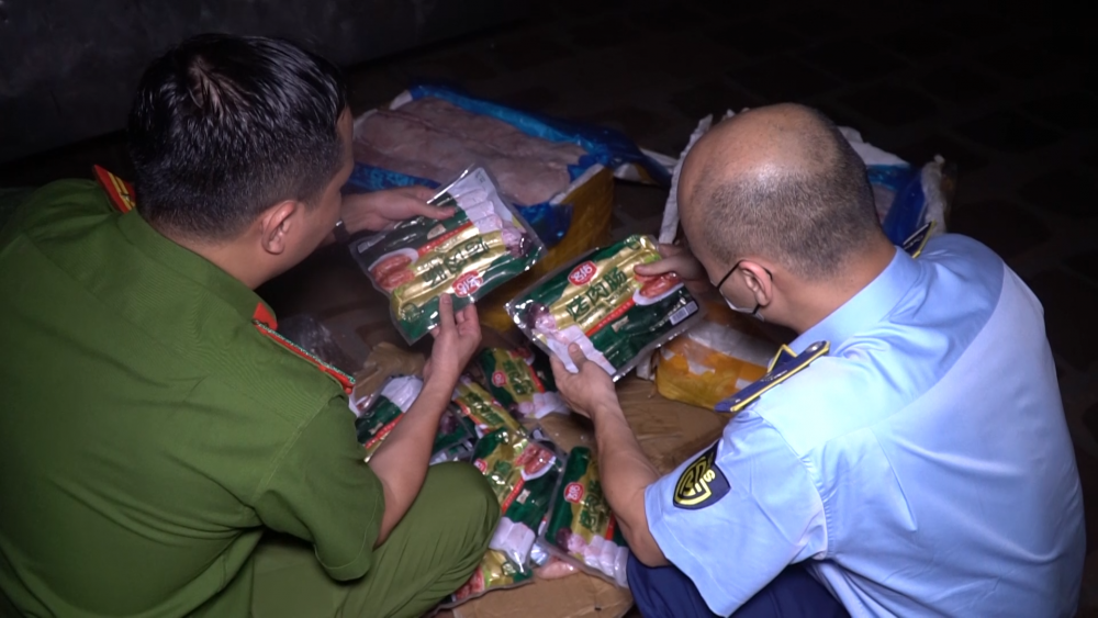 Thu giữ hàng trăm kg lạp xưởng chuyên bán tại vỉa hè