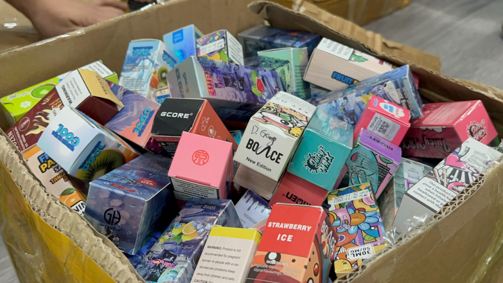 Lào Cai: tạm giữ lô hàng hơn 500 sản phẩm thuốc lá điện tử