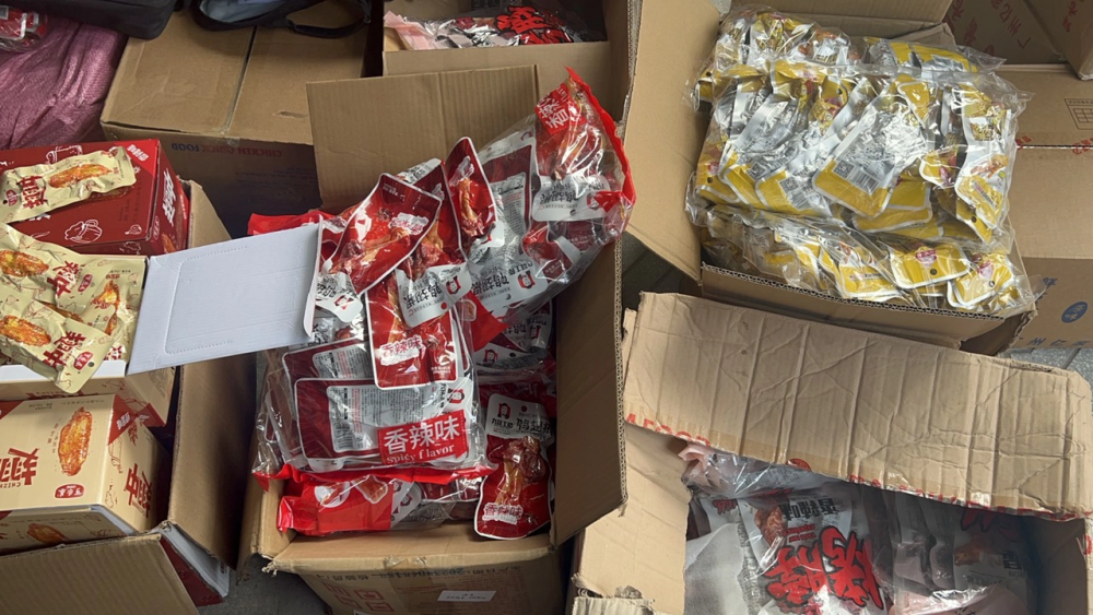 Phát hiện kho hàng chứa hàng chục nghìn gói chân gà “ăn liền” nhập lậu