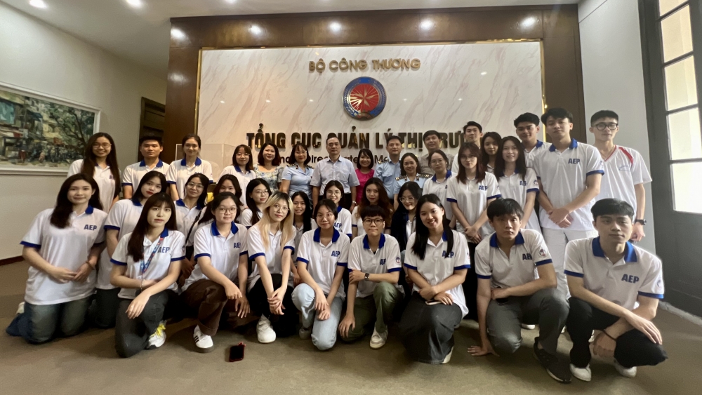 Sinh viên Quản lý thị trường tìm hiểu thực tế tại Tổng cục QLTT