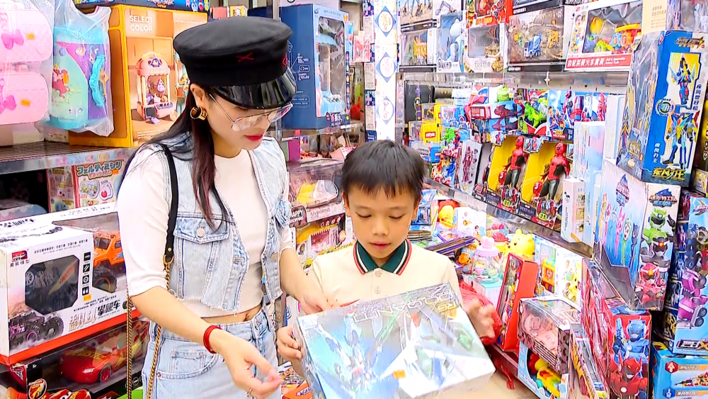 Phóng sự: Cẩn trọng khi chọn đồ chơi cho trẻ