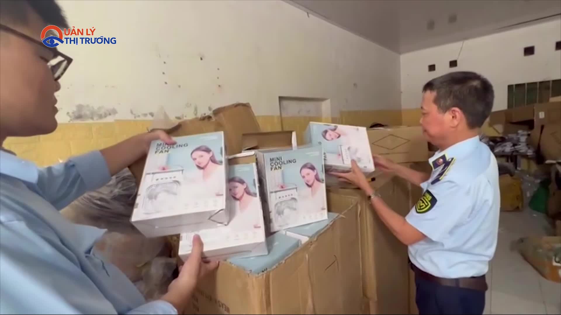 Thu giữ lượng lớn quạt điện không rõ nguồn gốc xuất xứ tại Hà Nội