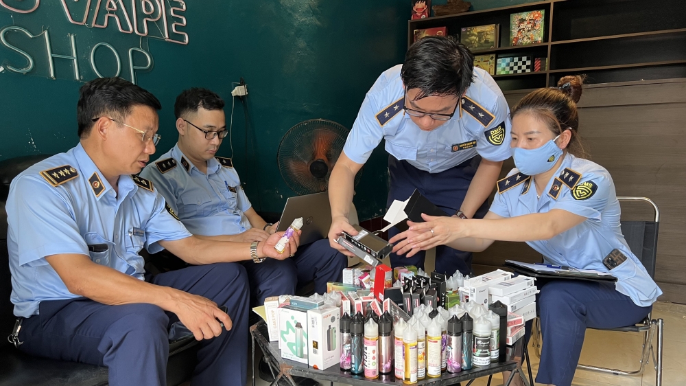 Đồng loạt kiểm tra 03 điểm kinh doanh thuốc lá thế hệ mới trên địa bàn Tp. Thái Nguyên