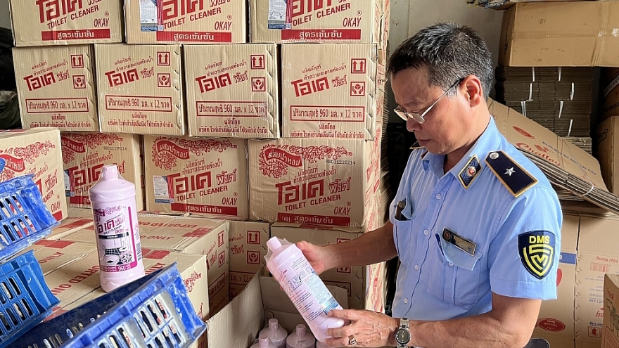 Thu giữ hàng ngàn chai Nước tẩy Toilet Okay có dấu hiệu xâm phạm quyền sở hữu trí tuệ