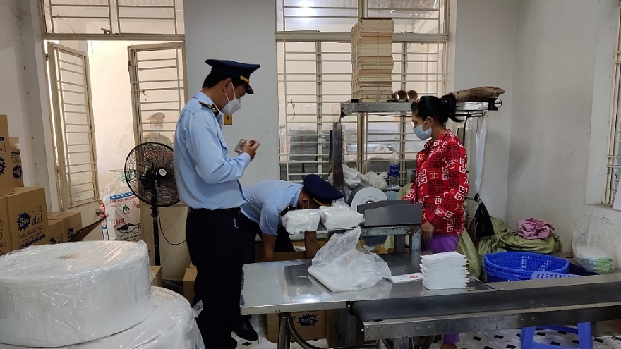 QLTT Đà Nẵng tạm giữ hơn 20.000 sản phẩm khăn ướt có dấu hiệu giả mạo nhãn hiệu