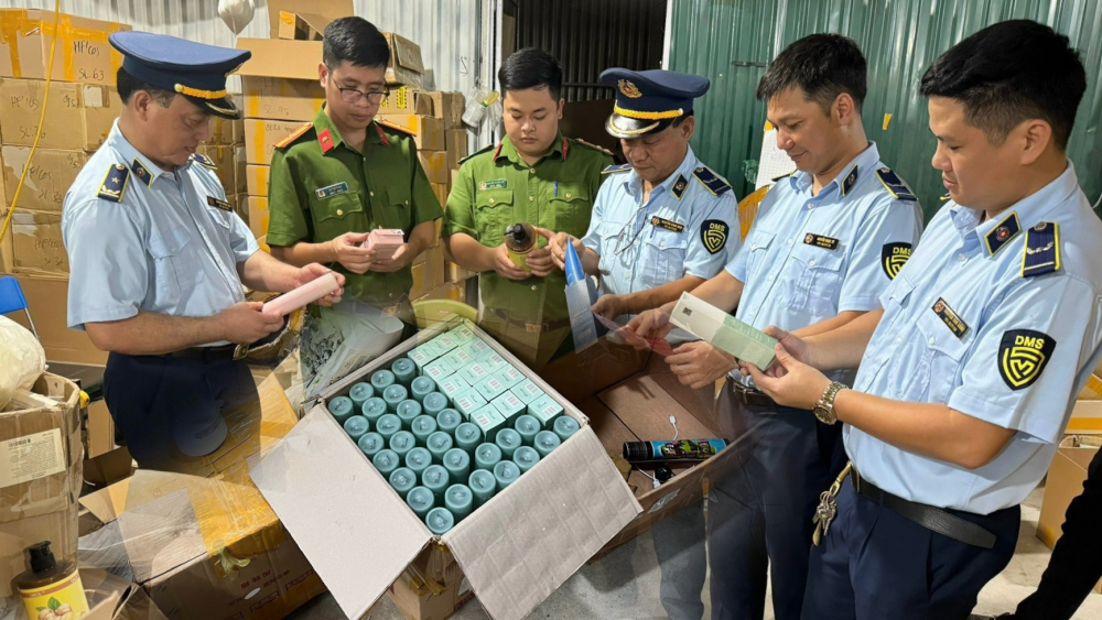 Thu giữ lượng lớn kem đánh răng trẻ em hết hạn sử dụng đang in, dập date mới