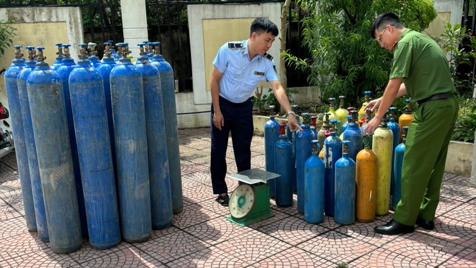 Hà Nội: Tạm giữ 54 bình khí cười và hàng ngàn quả bóng cười không rõ nguồn gốc