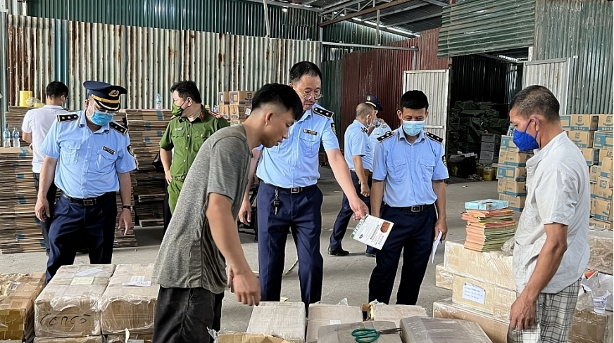 Số lượng lớn hàng giả nhãn hiệu bị Cục QLTT Hà Nội phát hiện trong tháng 7/2022
