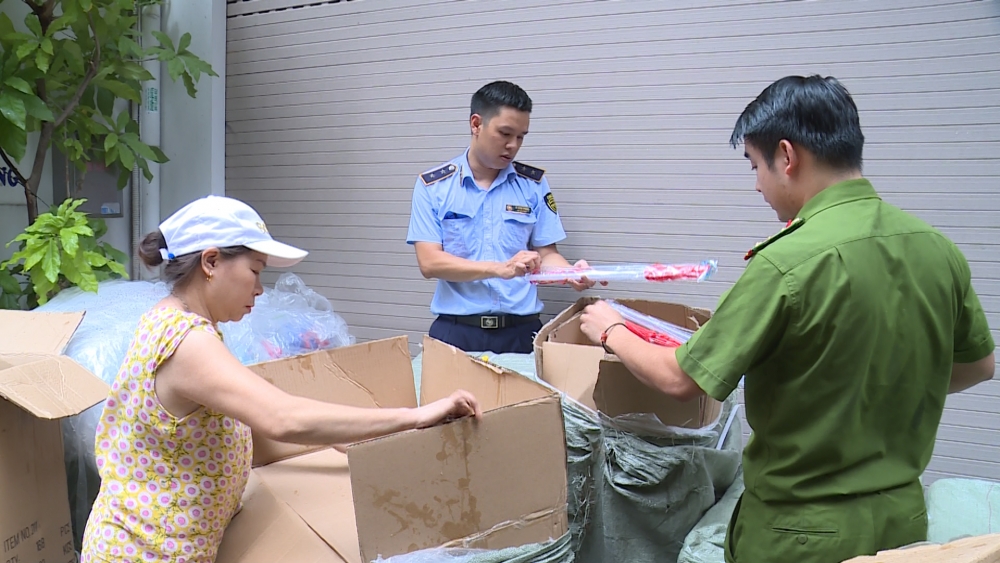 Hà Nội: Tạm giữ hàng nghìn sản phẩm đồ chơi trẻ em không rõ nguồn gốc, xuất xứ