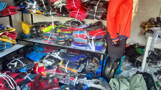 Khởi tố đối tượng sản xuất, buôn bán quần áo thể thao giả nhãn hiệu