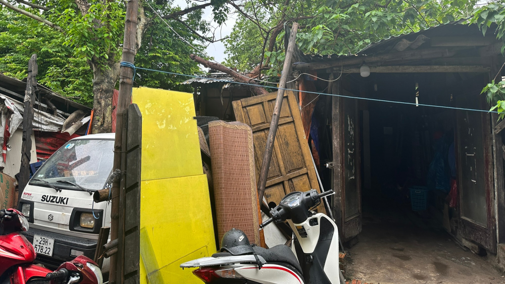 Thu giữ gần 50 bình khí cười tại bãi đất hoang