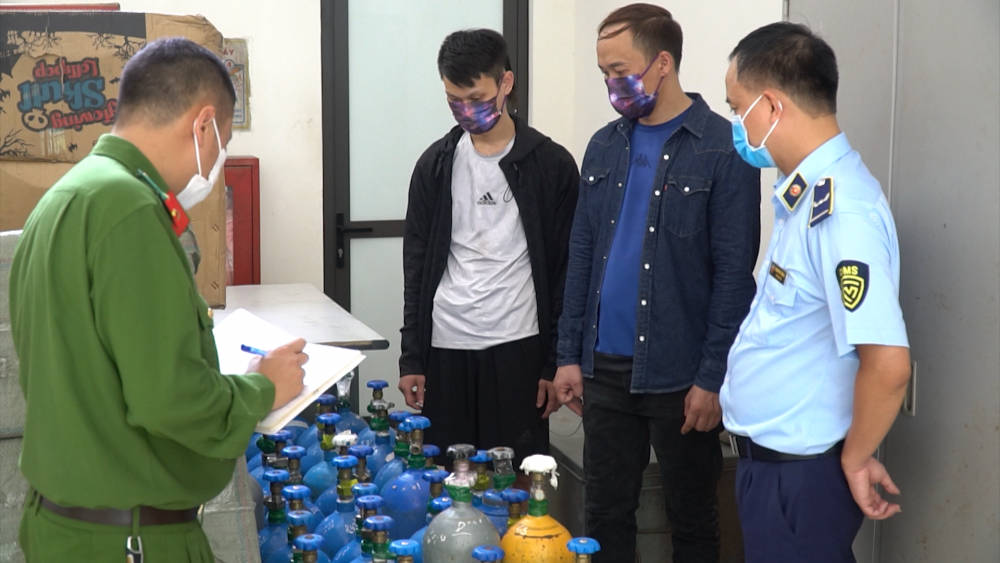 Ngăn chặn vụ vận chuyển hàng chục bình khí cười trái phép