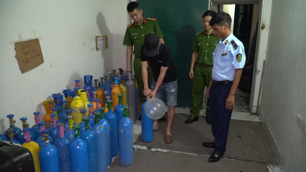 Sử dụng vali, giỏ nhựa chở hàng để vận chuyển khí cười