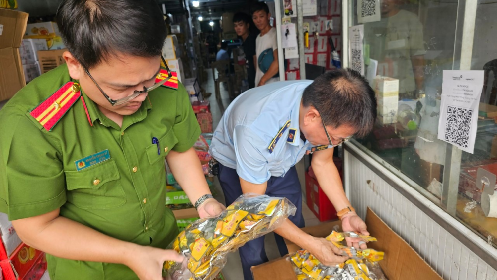 Hà Nội: Phát hiện lượng lớn bánh Trung thu nhập lậu