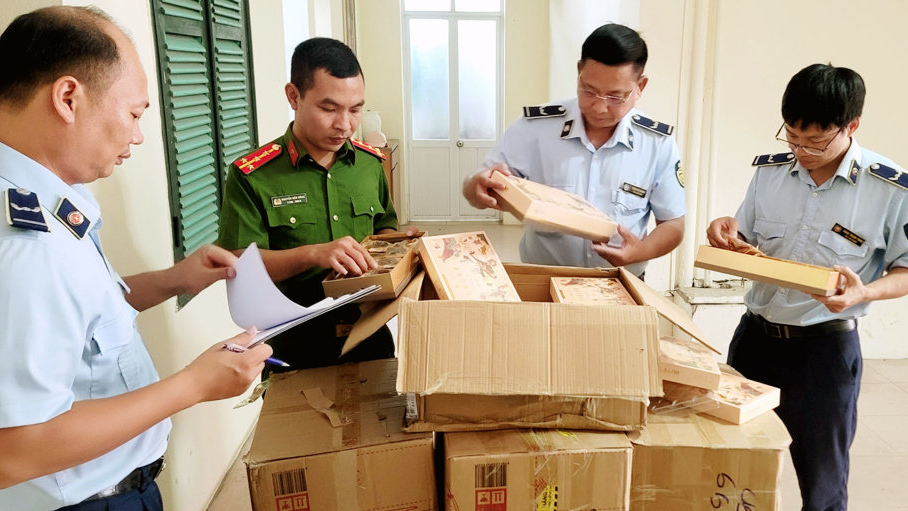 Phát hiện lô hàng bánh Trung thu không có hóa đơn chứng từ