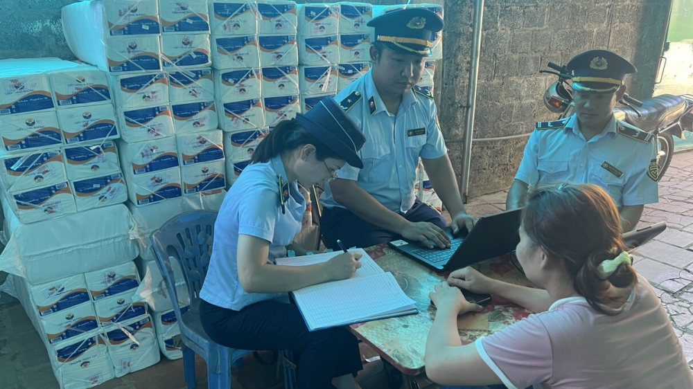 Thanh Hóa phát hiện hàng trăm gói giấy ăn giả mạo bao bì