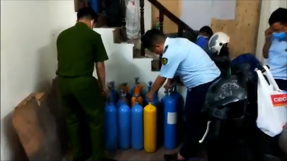 Phát hiện cơ sở chuyên cung cấp bình "khí cười" trên địa bàn Hà Nội