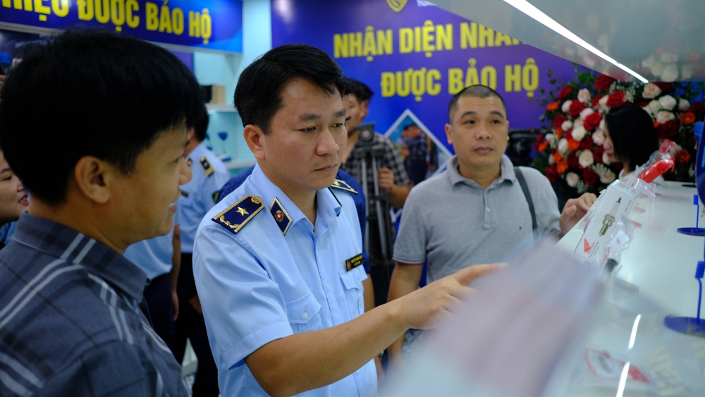 Phóng sự: Giúp người tiêu dùng nhận diện hàng thật, hàng giả