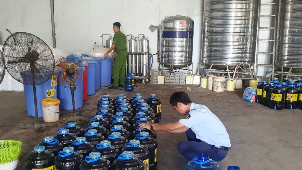 Hưng Yên: Buộc tiêu hủy gần 7.000 lít rượu không đảm bảo chất lượng