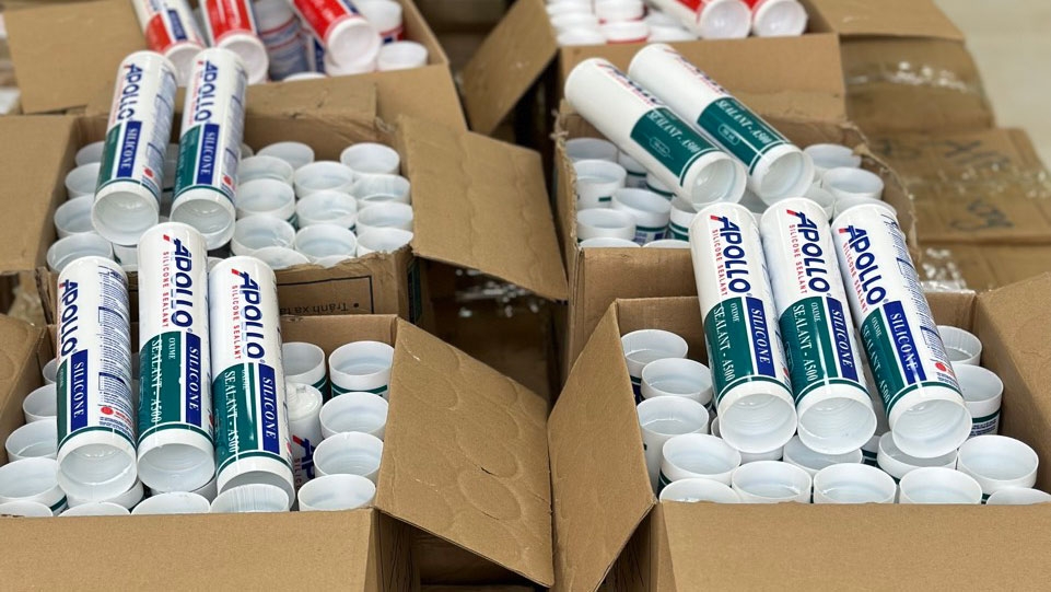 Phát hiện số lượng lớn keo dán giả nhãn hiệu Apollo