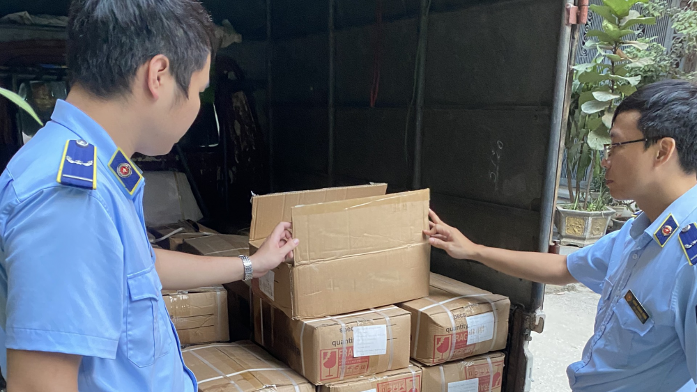 QLTT Hà Nội: Kiểm tra, phát hiện hàng ngàn túi nước sốt nhập lậu