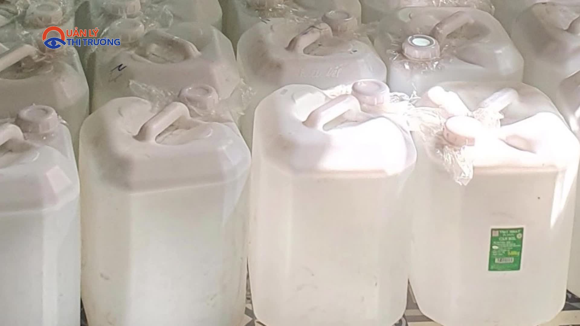 Hà Nội: Tạm giữ 510 lít rượu thủ công không rõ nguồn gốc xuất xứ