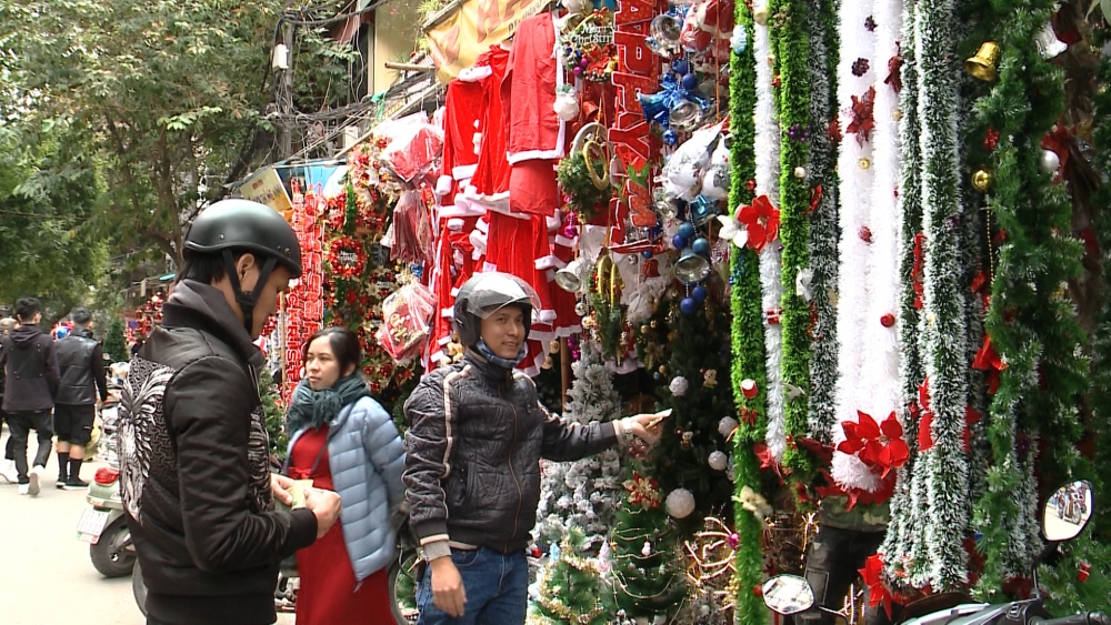 Nhộn nhịp thị trường đồ trang trí dịp cận lễ Giáng sinh