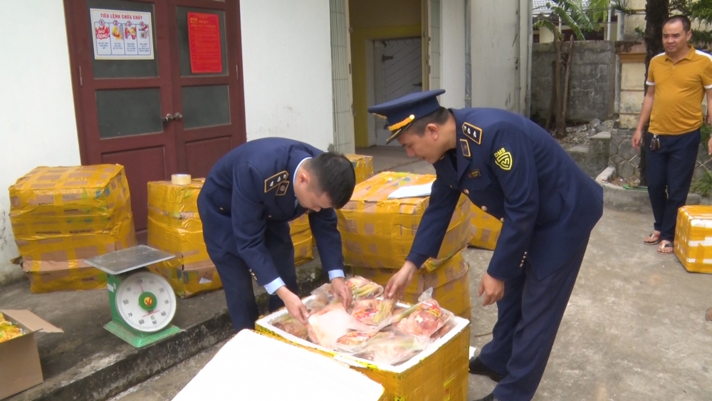 Tạm giữ hơn 6.200 kg thực phẩm đông lạnh không đảm bảo an toàn vệ sinh thực phẩm