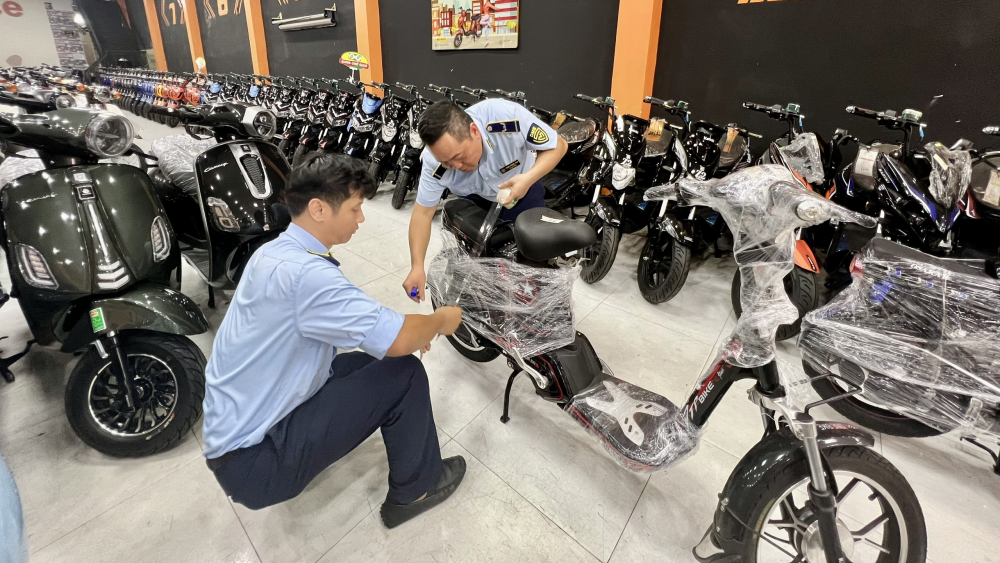 QLTT đồng loạt kiểm tra 10 điểm kinh doanh chuỗi Phoxedien.com