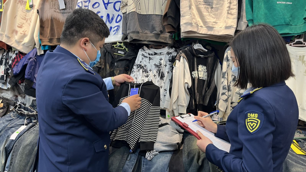 QLTT thu giữ hàng nghìn sản phẩm tại các điểm nóng về hàng giả