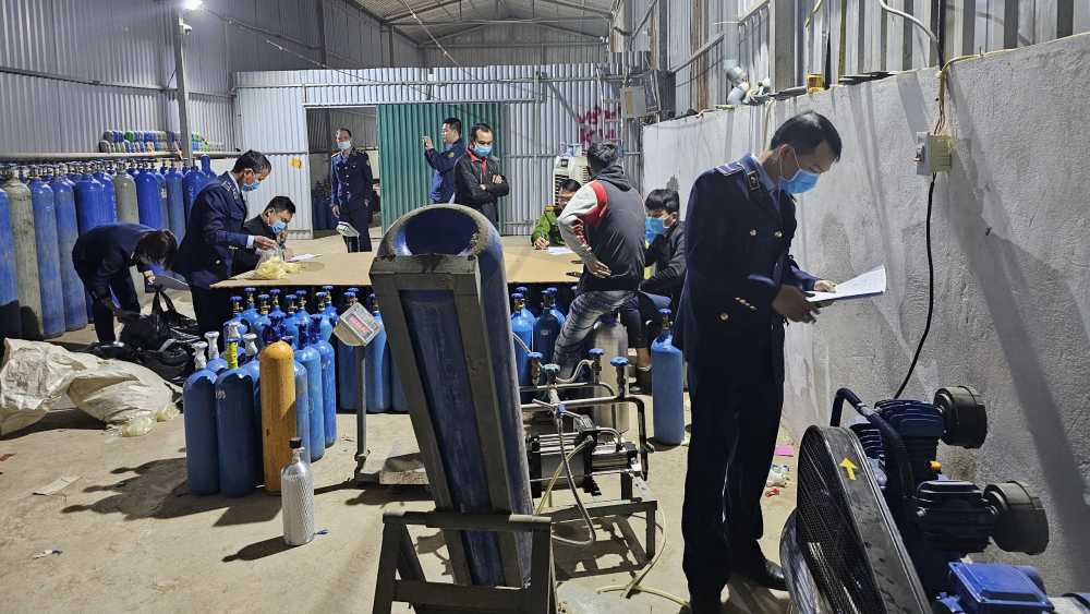 Hà Nội: Phát hiện xưởng san chiết ''khí cười' trái phép