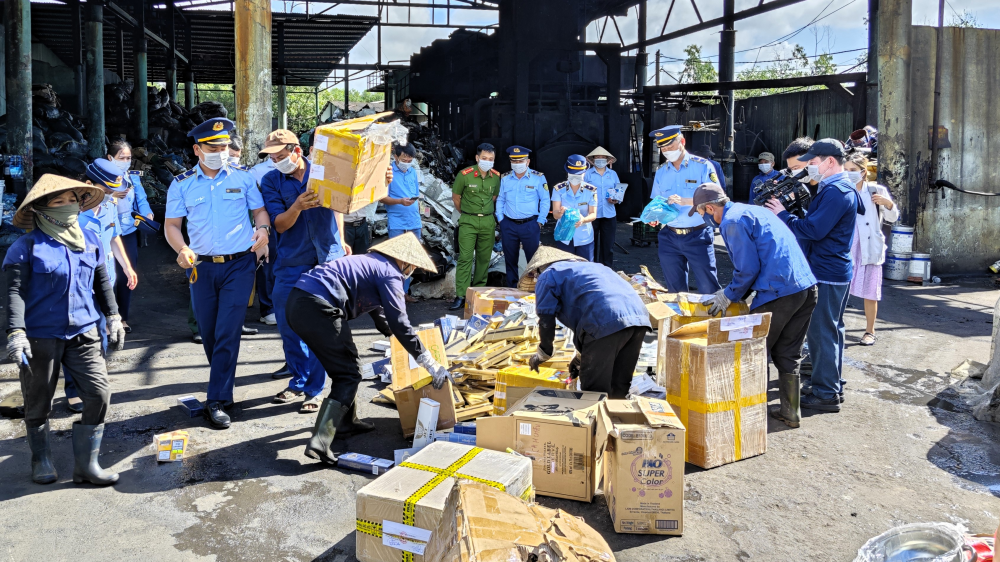 Tiêu hủy gần 40.000 sản phẩm hàng hóa vi phạm xuất xứ, giả mạo nhãn hiệu