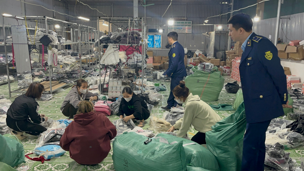 Tạm giữ hàng nghìn sản thời trang, mỹ phẩm nhập lậu được rao bán qua livestream