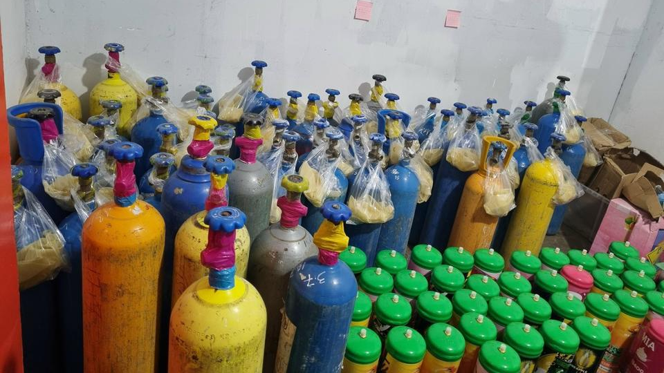 Triệt phá tụ điểm chuyên cung cấp “khí cười” tại quận Hoàng Mai, Hà Nội