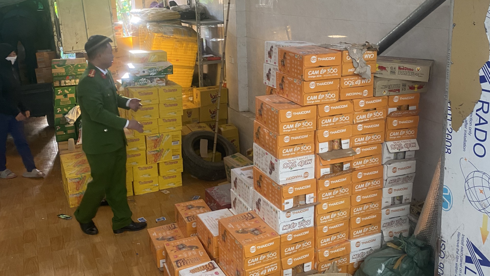 Phát hiện hàng trăm thùng nước giải khát hết hạn sử dụng