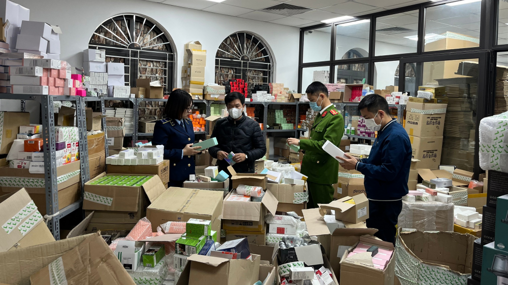 Kiểm tra kho hàng của “hot girl” livestream chốt hàng nghìn đơn mỗi ngày