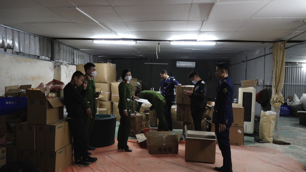 Hàng chục tấn mỹ phẩm, thực phẩm chức năng sản xuất tại… trang trại gà