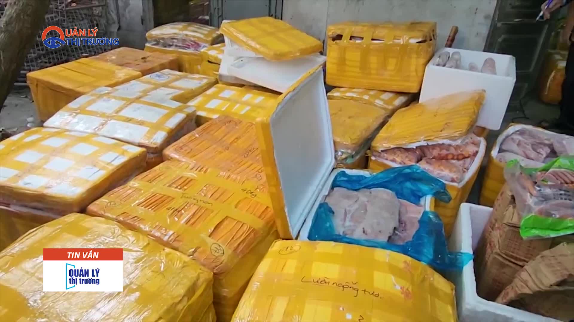 Triệt phá kho thực phẩm "bẩn" nằm giữa cánh đồng