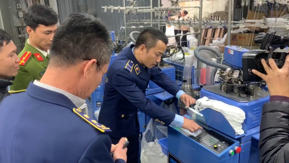 Phát hiện xưởng sản xuất tất giả nhãn hiệu Nike, Adidas, Uniqlo