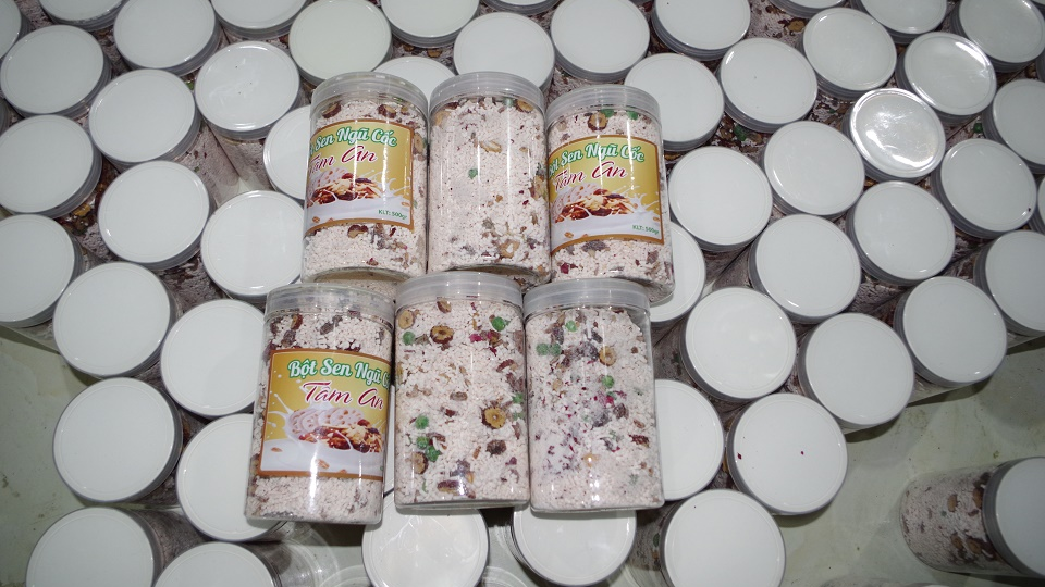 Hà Nam: Phát hiện hàng trăm hộp bột sen ngũ cốc không rõ nguồn gốc